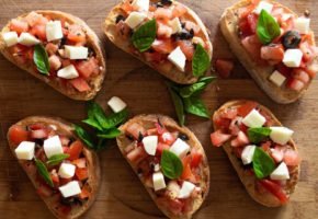 Receita de Bruscheta de Tomate Cereja com Queijo Boursin