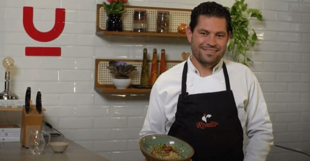 Chef Luiz César ensina um delicioso risoto de frango caramelizado com ora-pro-nóbis – RIVELLI
