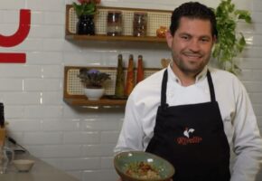 Chef Luiz César ensina um delicioso risoto de frango caramelizado com ora-pro-nóbis – RIVELLI