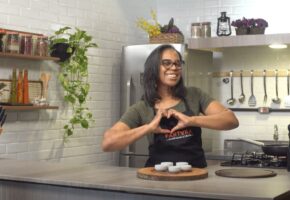 Chef Valdelícia Coimbra ensina a extrair melhor os sabores dos temperos