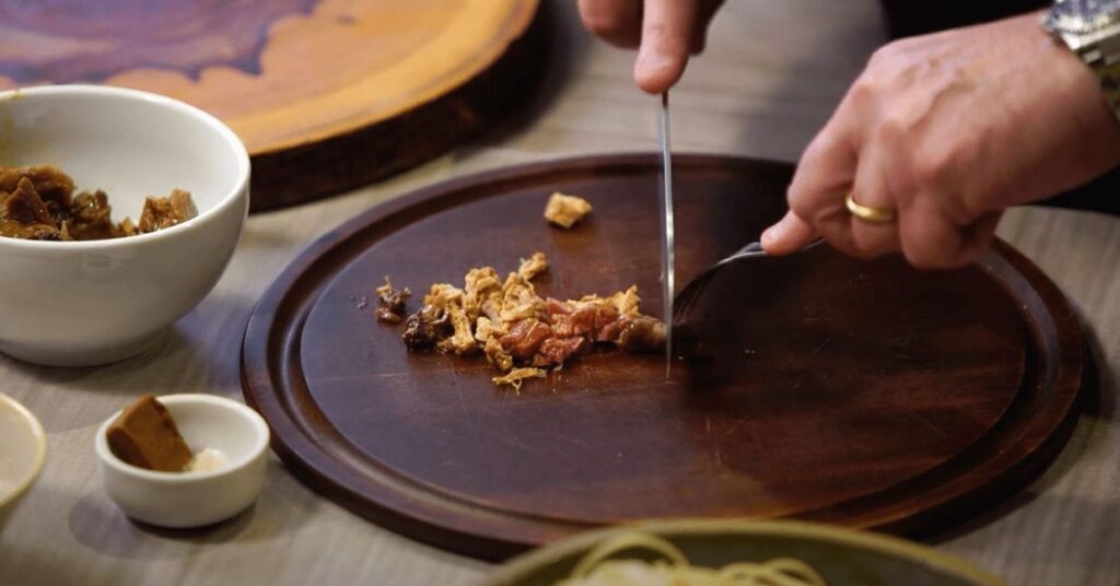 Chef Dininho Ballesteros ensina a fazer ragu com sobras de carne