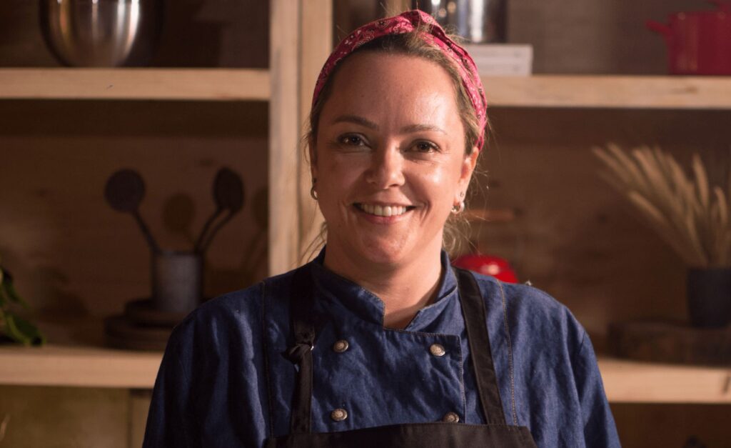 Cozinha ao Vivo: Chef Fernanda Fonseca mostra como fazer um arroz de taioba com costelinha e farofa de torresmo