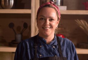 Cozinha ao Vivo: Chef Fernanda Fonseca mostra como fazer um arroz de taioba com costelinha e farofa de torresmo