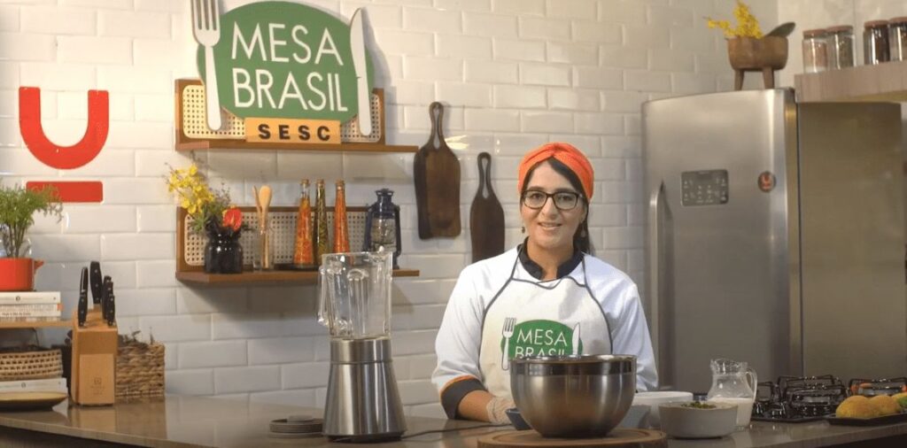Flaviana de Lourdes, do MESA BRASIL SESC, ensina um delicioso pãozinho de espinafre recheado