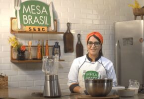 Flaviana de Lourdes, do MESA BRASIL SESC, ensina um delicioso pãozinho de espinafre recheado