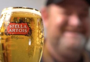 Chef Guilherme Melo prepara a receita canelone de frutos de mar eryngui com poró – Stella Artois.