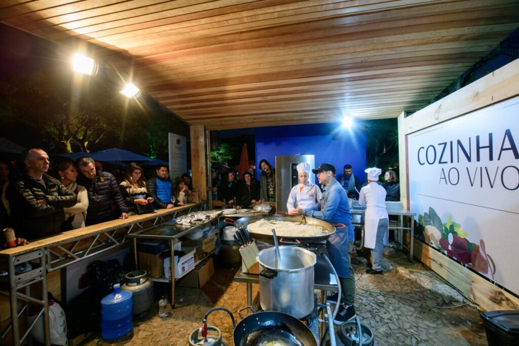 Cozinha ao Vivo: Guto Cavanha mostra como mostra como fazer um arroz caldoso de costela, milho, demi, glace, ora-pro-nóbis e zimbro.