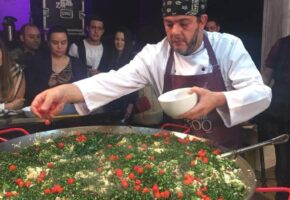 Cozinha ao Vivo: Kleber Nascimento vai mostrar como se faz um risoto de galinha caipira com ora-pro-nóbis