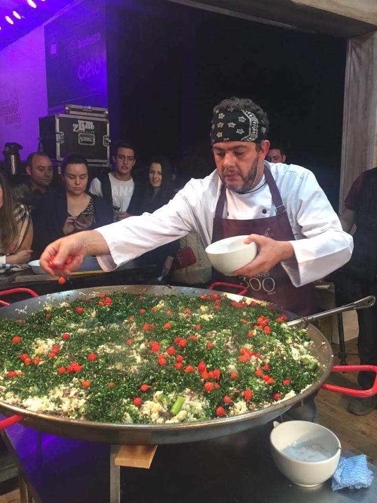 Cozinha ao Vivo: Kleber Nascimento vai mostrar como se faz um risoto de galinha caipira com ora-pro-nóbis