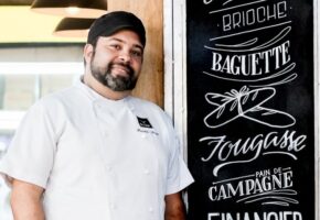 Brasa e Lenha: Ciabatta com Pulled Pork, cogumelos frescos, creme Hollandaise e rúcula com Ronaldo Souza