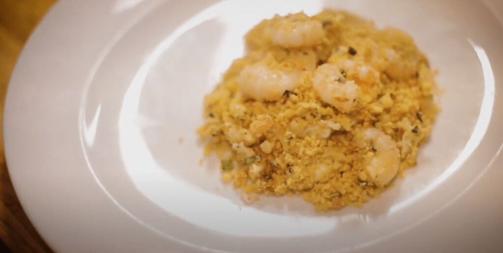 [Vídeo] A cozinha tradicional paraense: aprenda a fazer uma farofa de camarão