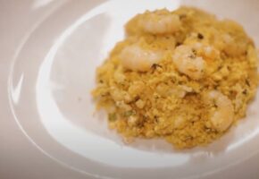 [Vídeo] A cozinha tradicional paraense: aprenda a fazer uma farofa de camarão