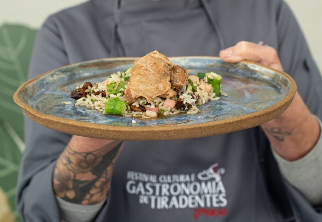 Receita de Galinha assada com ramas de canela e arroz de quiabos