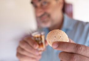 Apresentamos a Zeca Camargo a cachaça de Conceição do Mato Dentro